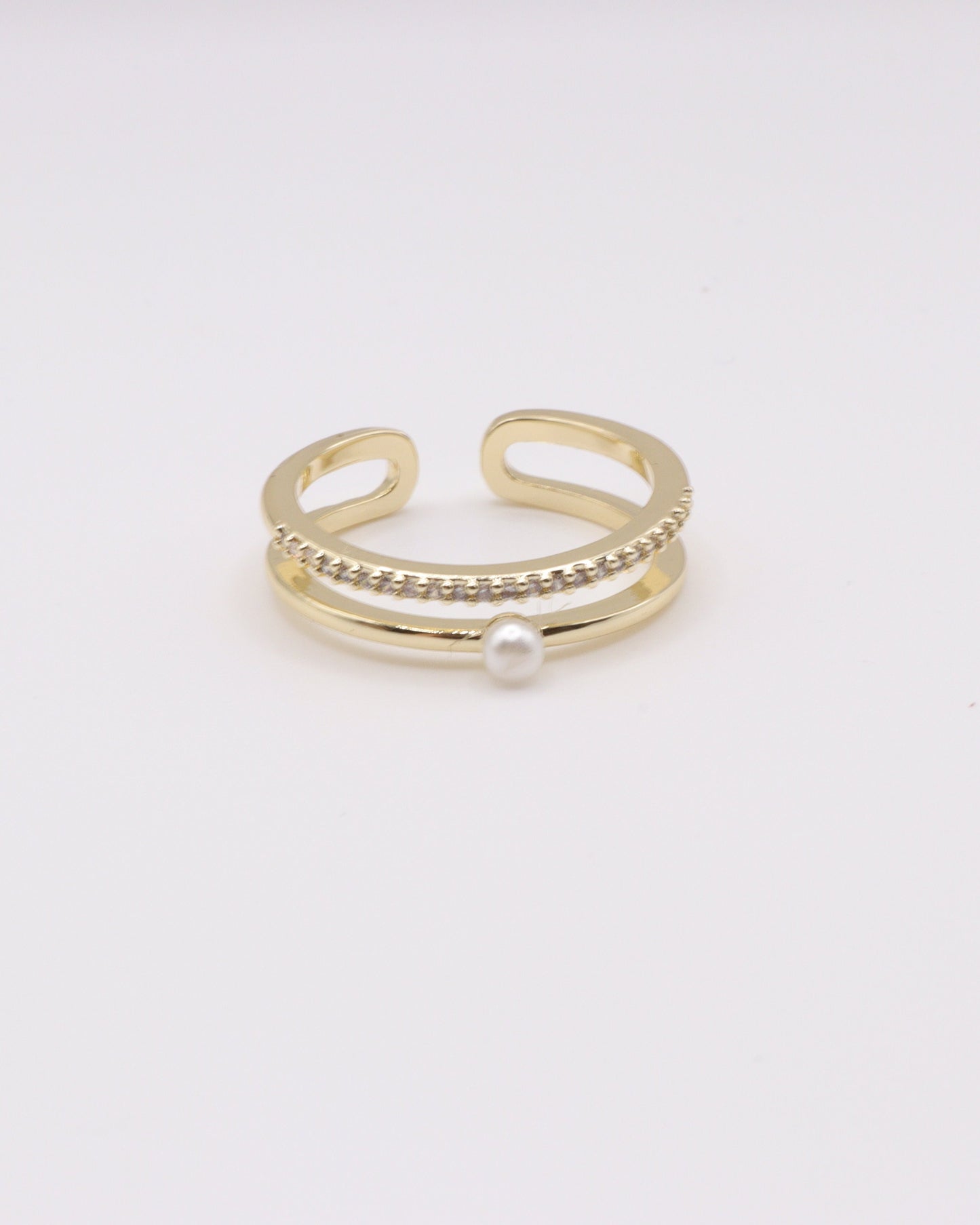 photo de la bague perle et zirconium  en doré à l'or 750/1000ème (18 carats) sur fond gris