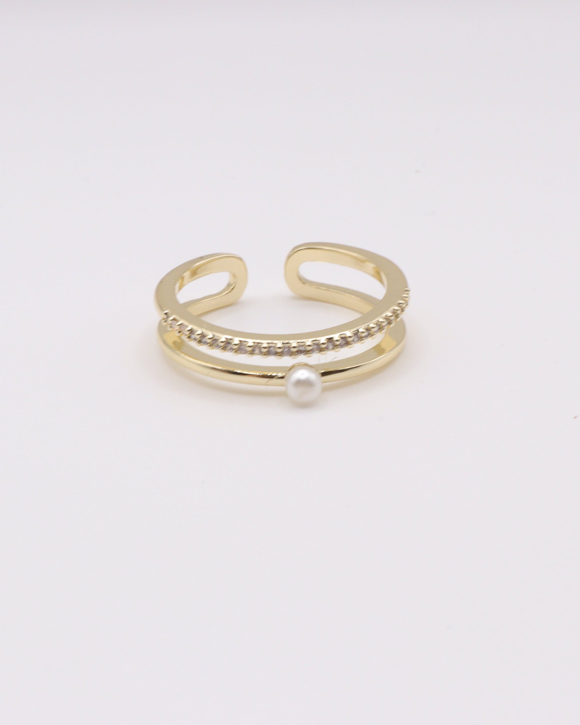 photo de la bague perle et zirconium  en doré à l'or 750/1000ème (18 carats) sur fond gris