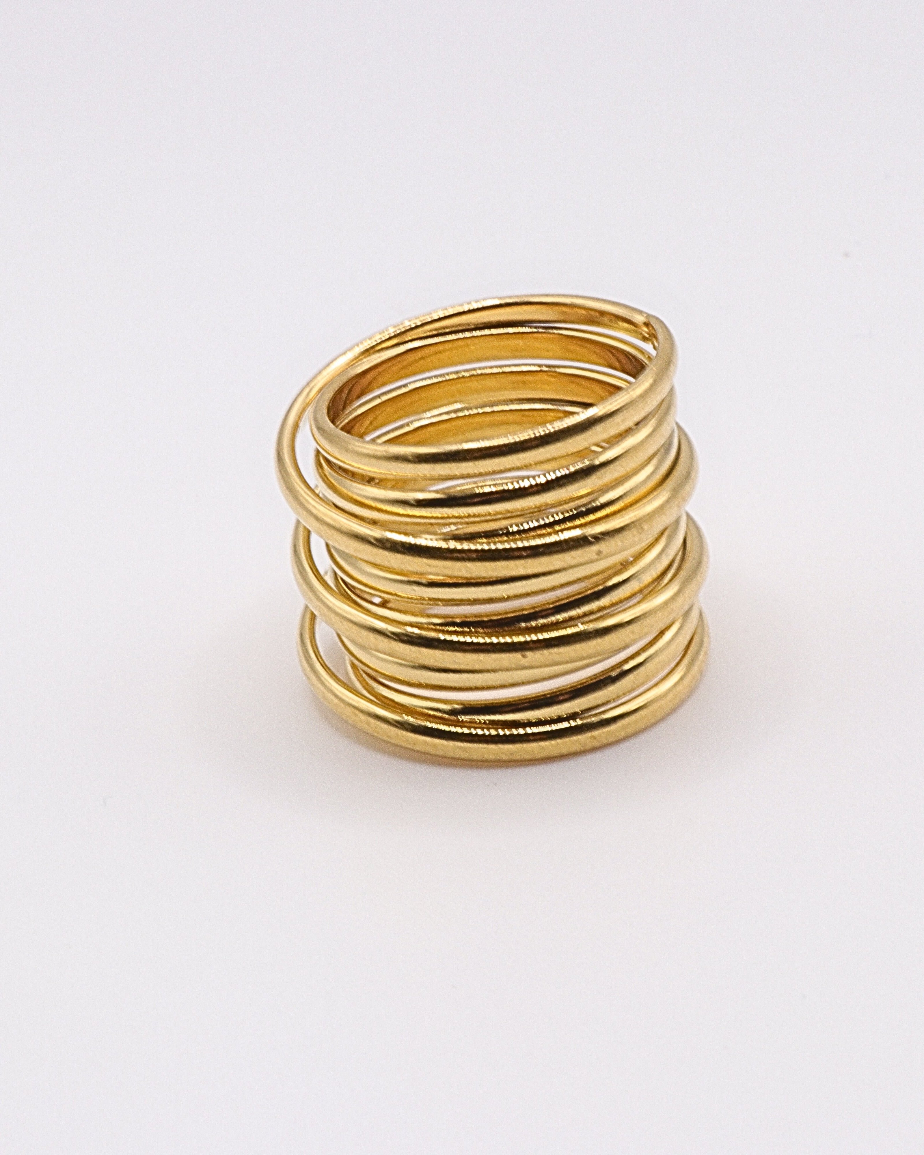 photo de la bague spring en doré à l'or 750/1000ème (18 carats) sur fond girs clair