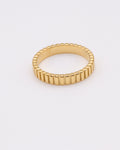 photo Bague strillée fond gris clair