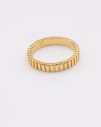 photo Bague strillée fond gris clair