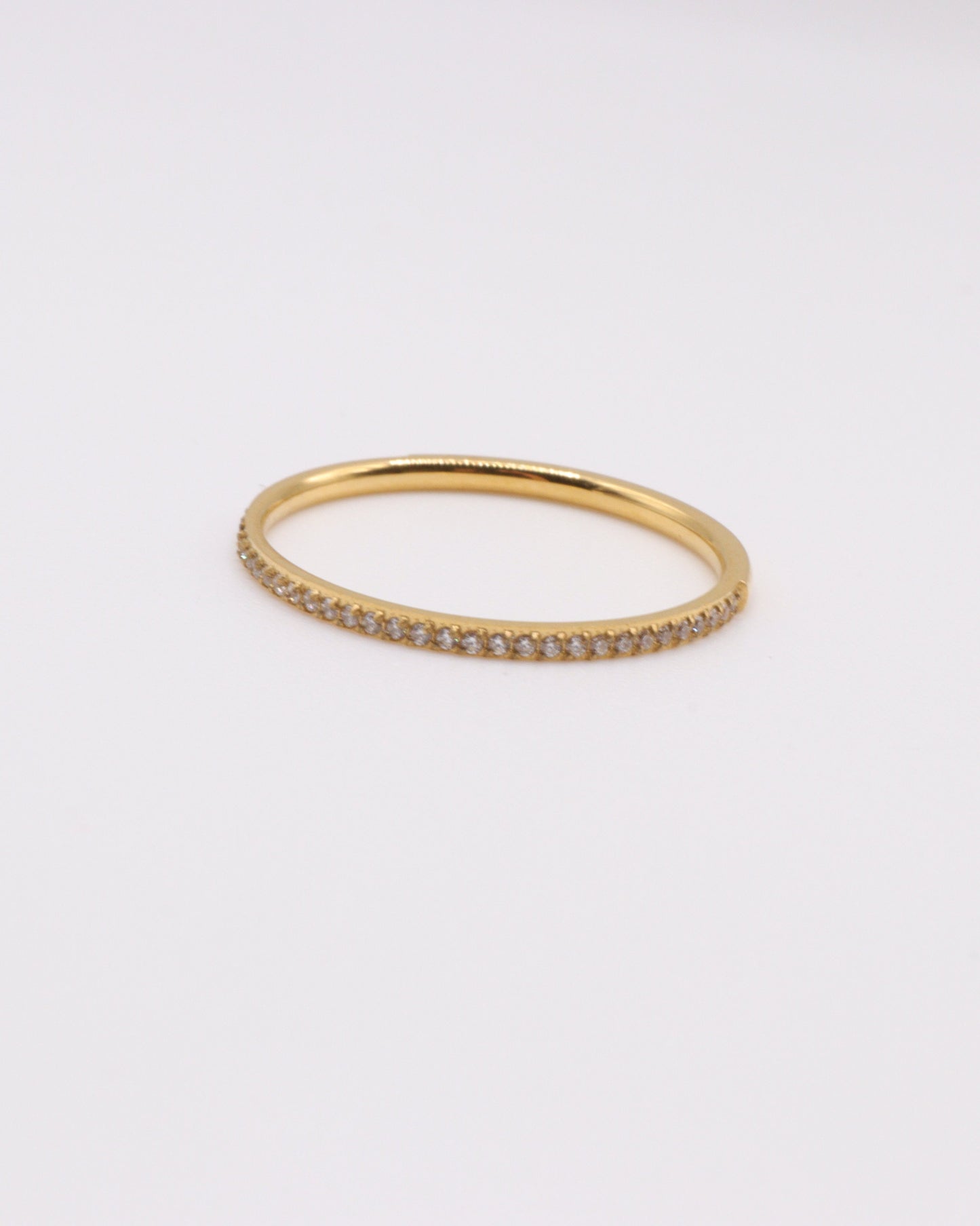 Photo bague zirconium 1mm dorée à l'or 750/1000ème fond gris clair