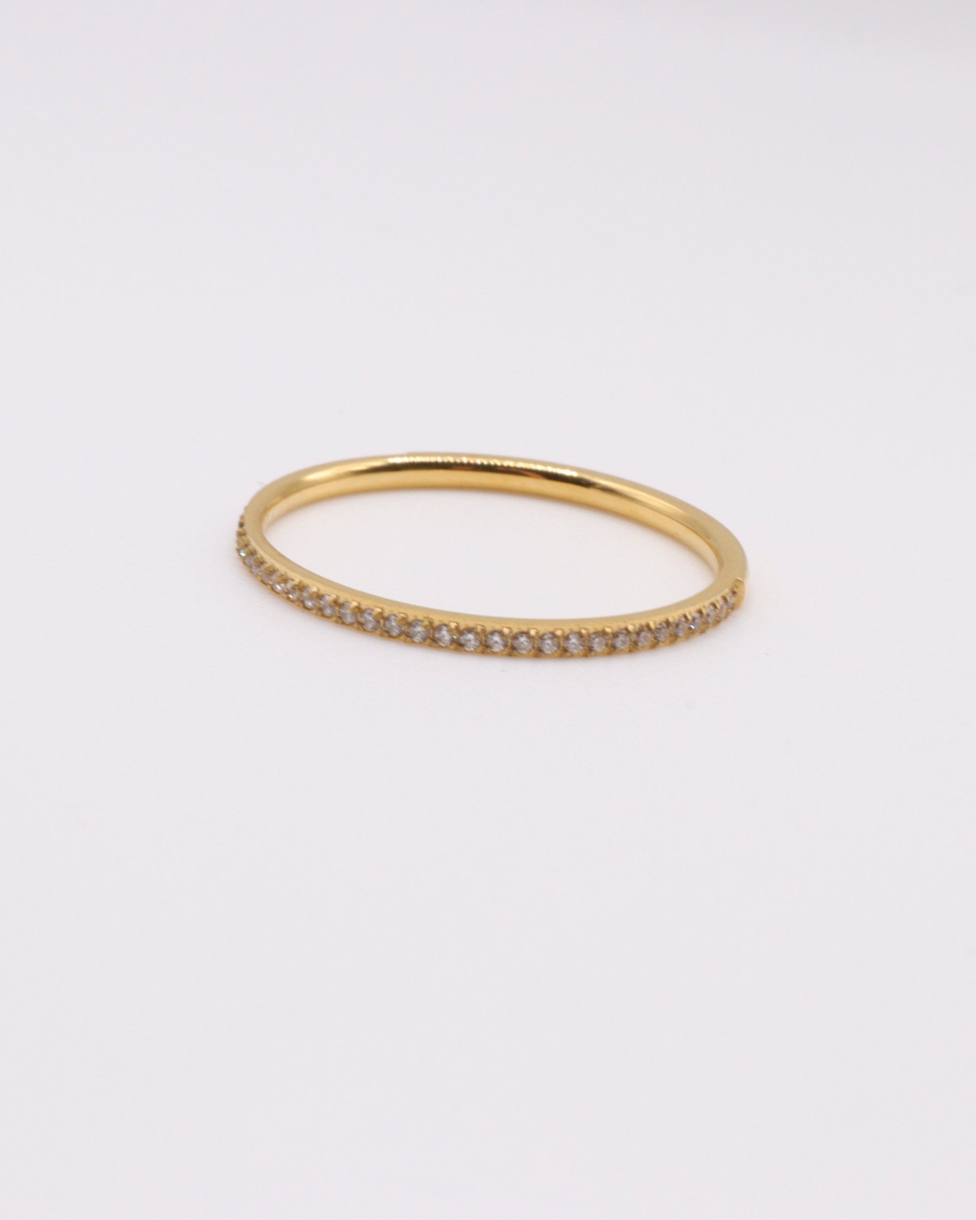 Photo bague zirconium 1mm dorée à l'or 750/1000ème fond gris clair