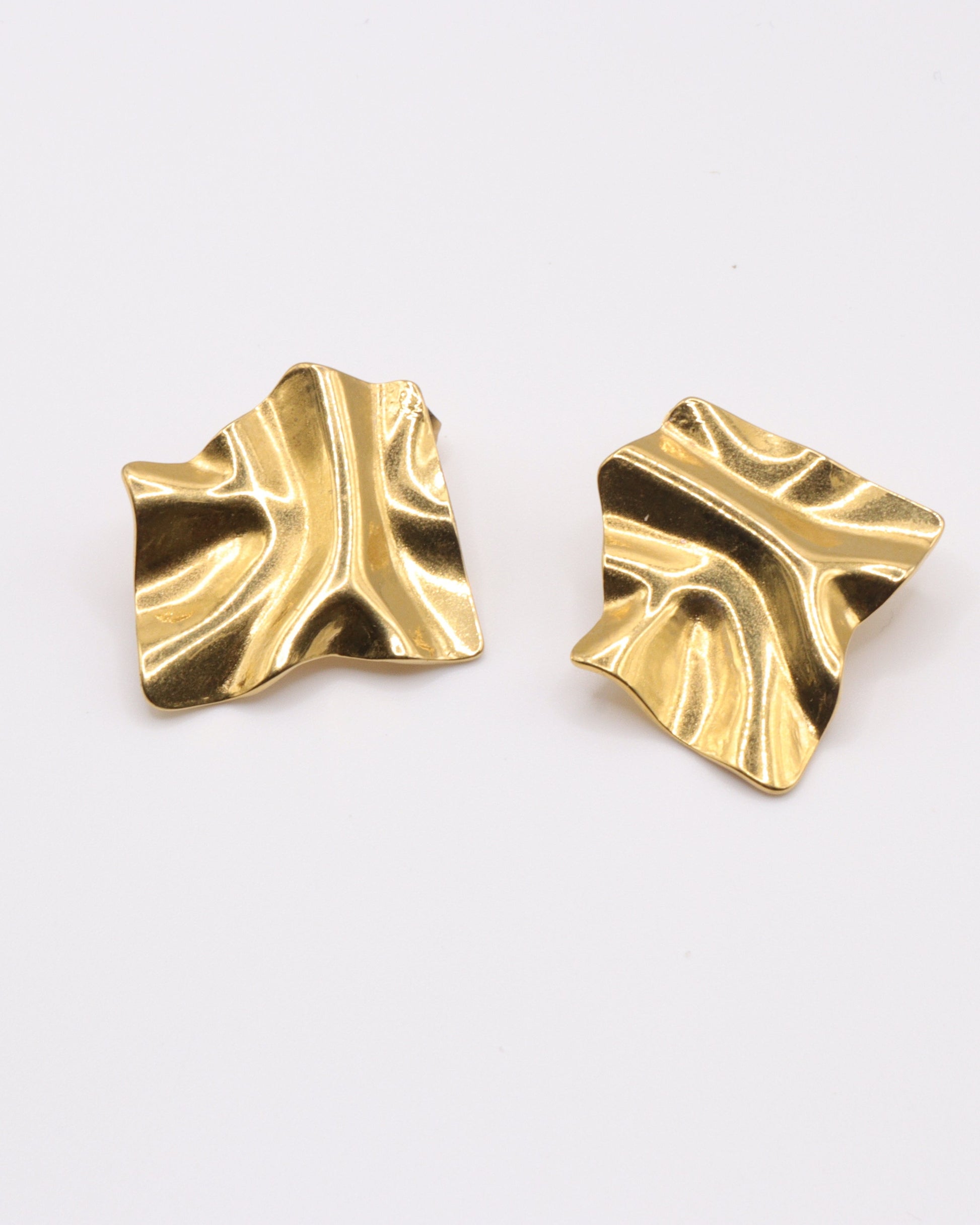 Photo des boucles d'oreilles carrés froissés en acier inoxydable doré à l'or 750/1000ème (18 carats) de face sur fond gris clair