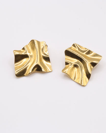 Photo des boucles d'oreilles carrés froissés en acier inoxydable doré à l'or 750/1000ème (18 carats) de face sur fond gris clair