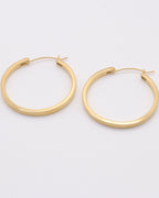 Photo des boucles d'oreilles créoles plates diamètre 32mm