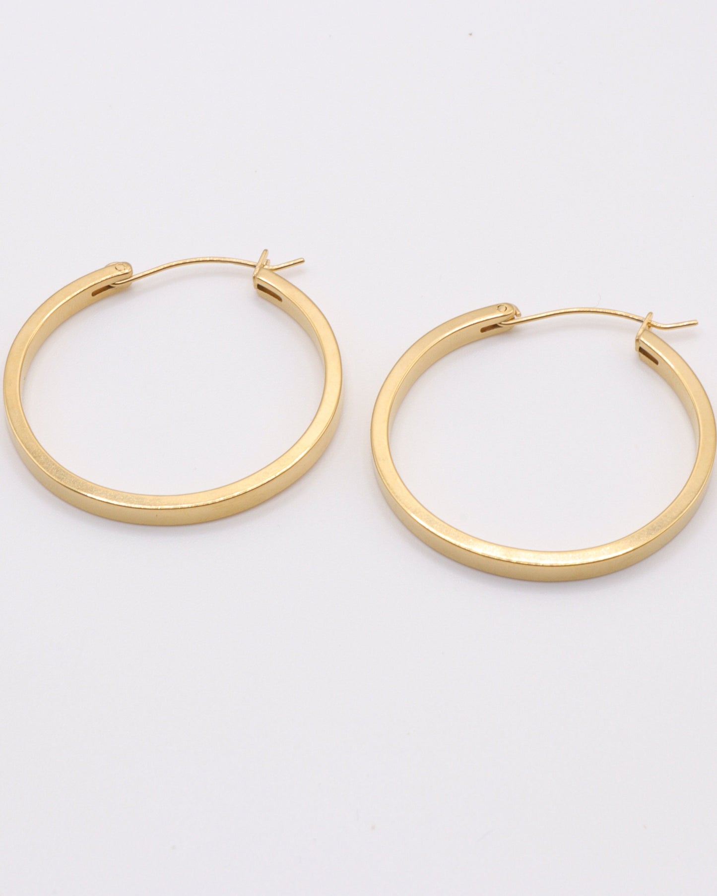 Photo des boucles d'oreilles créoles plates diamètre 32mm