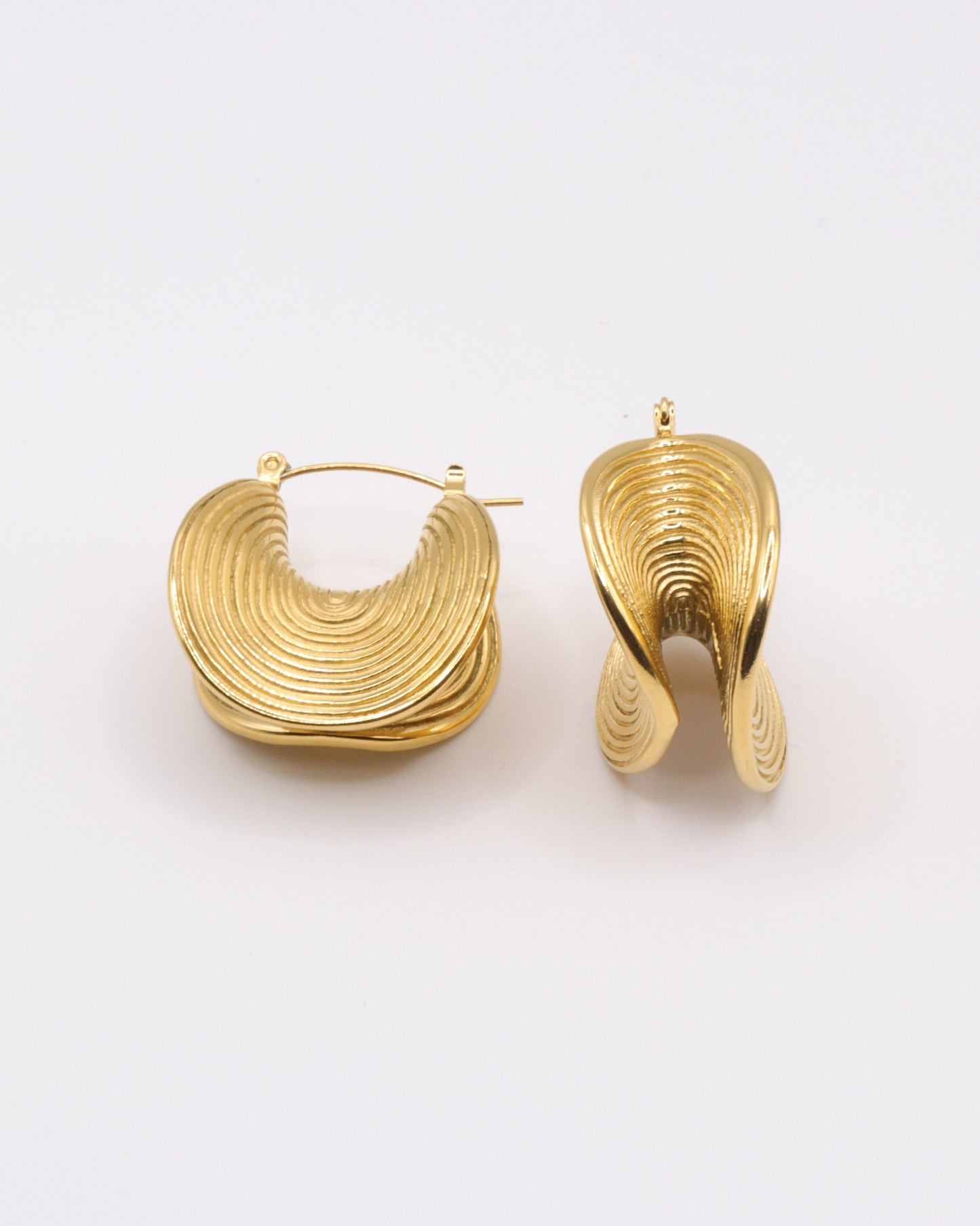 photo des boucles d'oreilles ethniques doré à l'or 750/1000ème (18 carats) sur fond gris clair