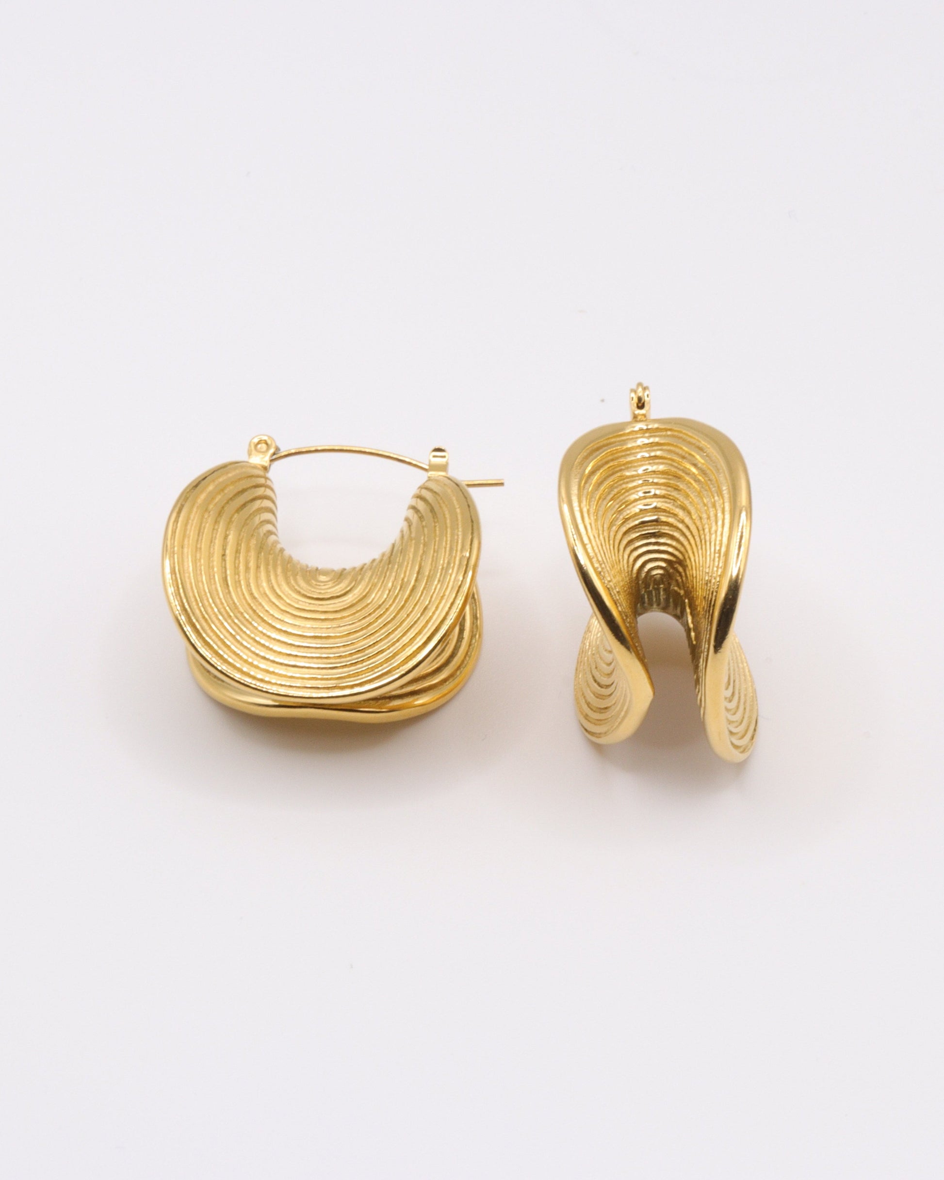 photo des boucles d'oreilles ethniques doré à l'or 750/1000ème (18 carats) sur fond gris clair