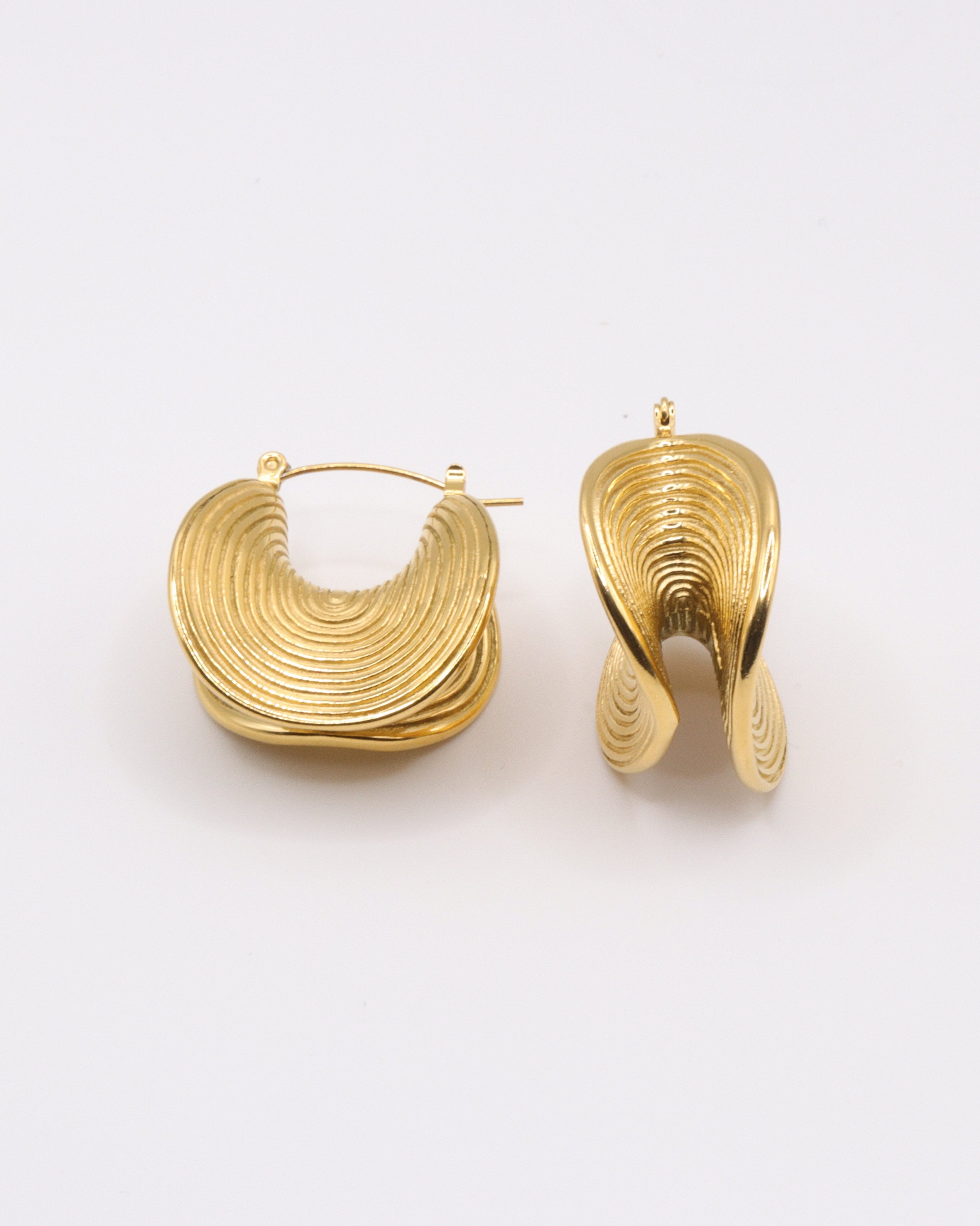 photo des boucles d'oreilles ethniques doré à l'or 750/1000ème (18 carats) sur fond gris clair