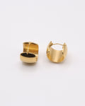 photo des boucles d'oreille françaises en doré à l'or 750/1000ème (18 carats) sur fond gris clair