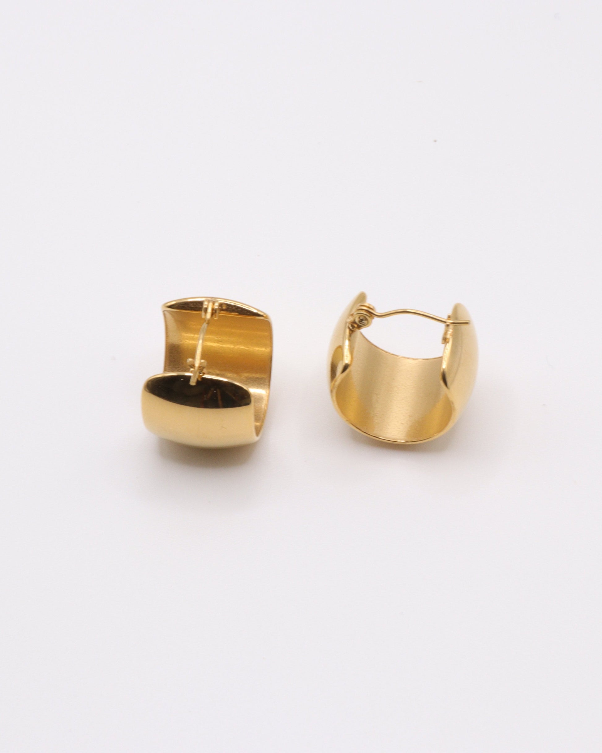 photo des boucles d'oreille françaises en doré à l'or 750/1000ème (18 carats) sur fond gris clair