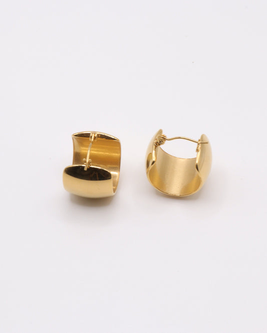 photo des boucles d'oreille françaises en doré à l'or 750/1000ème (18 carats) sur fond gris clair