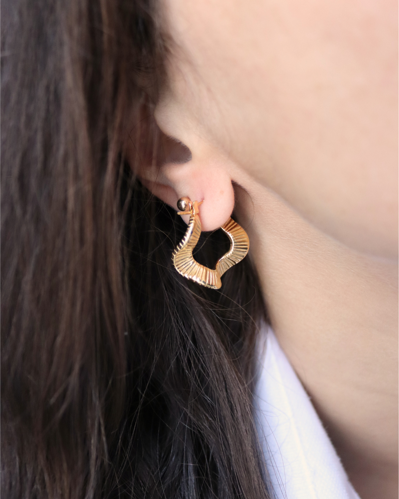 photo des boucles d'oreilles créoles ondulées portées