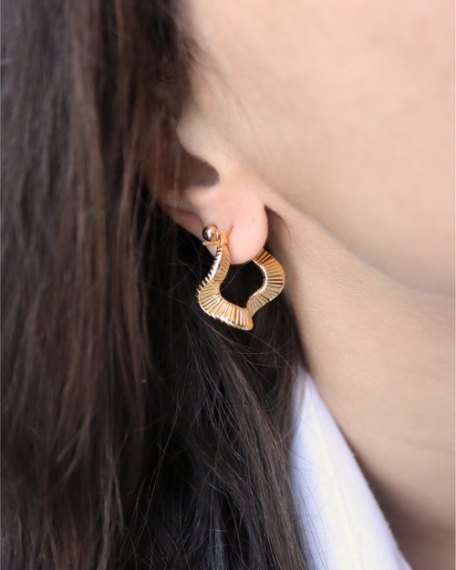 photo des boucles d'oreilles créoles ondulées portées