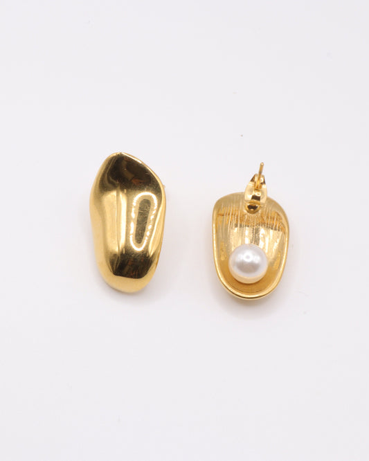 photo boucles d'oreilles perle cacheée doré à l'or 750/1000ème (18 carats) sur fond gris clair