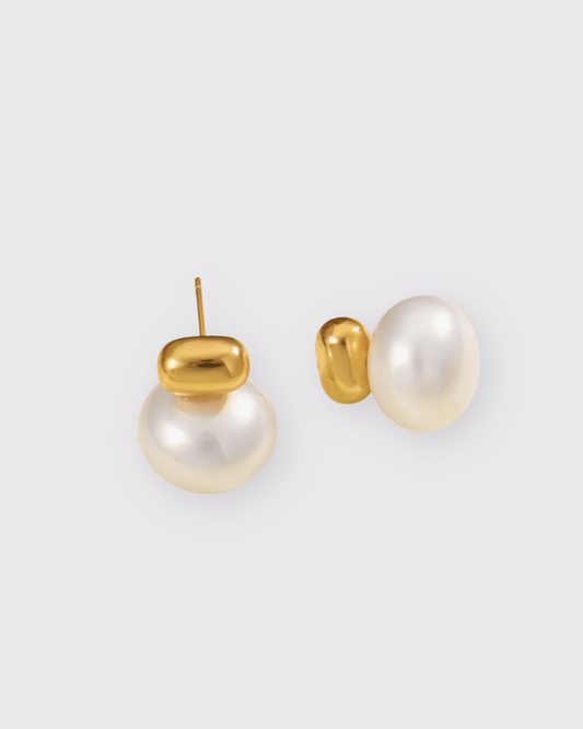 photo boucles d'oreilles clou perle en doré à l'or 750/1000ème (18 carats) sur fond gris clair