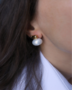 photo boucles d'oreilles clou perle porté