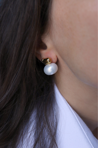 photo boucles d'oreilles clou perle porté