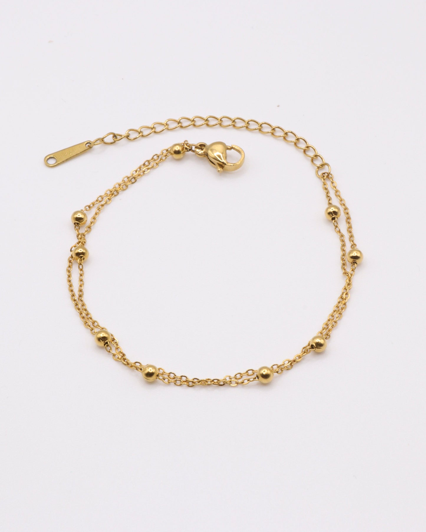 Photo du bracelet double à maille satelite en acier inoxydable doré à l'or 750/1000ème (18 carats) sur fond gris clair