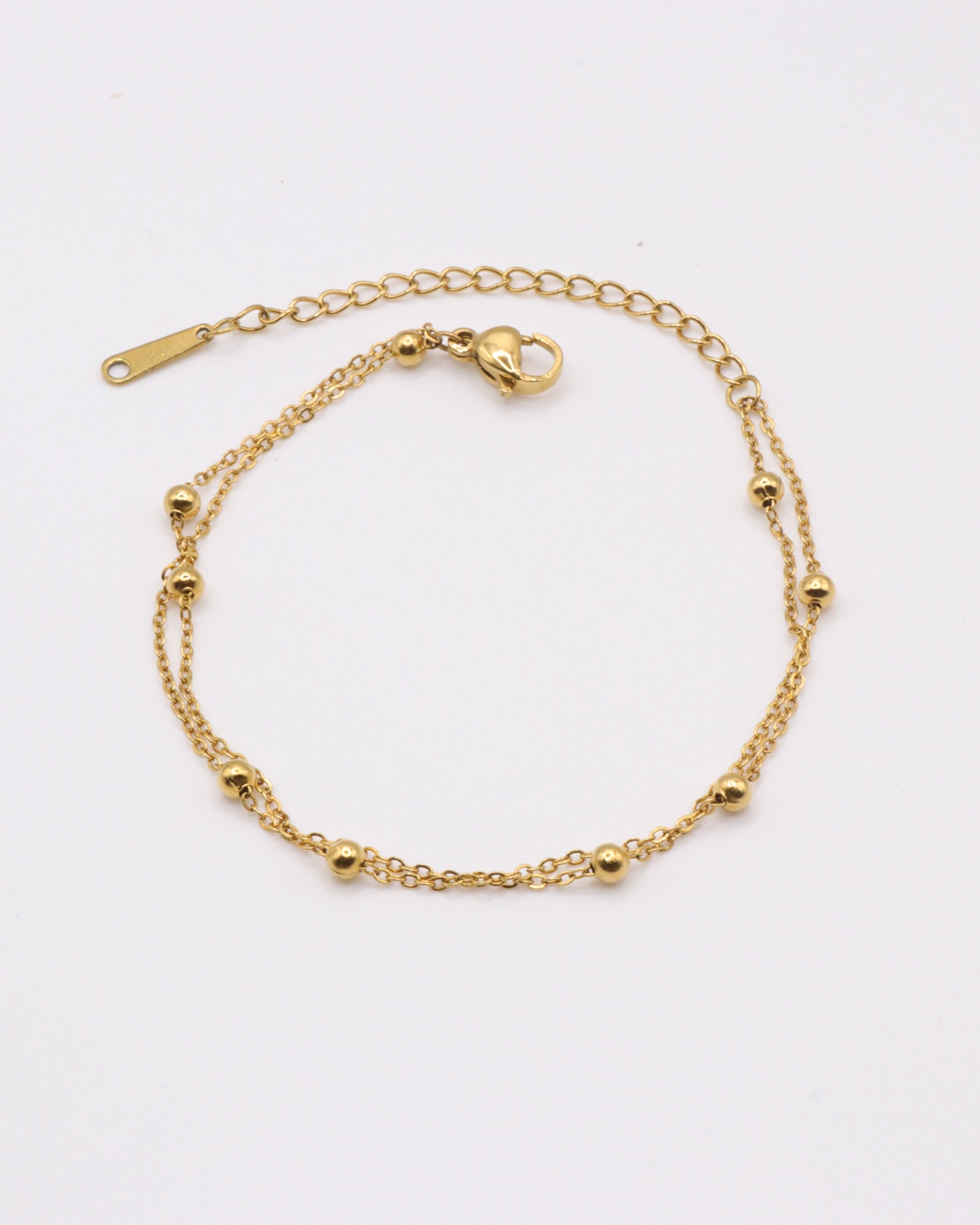 Photo du bracelet double à maille satelite en acier inoxydable doré à l'or 750/1000ème (18 carats) sur fond gris clair