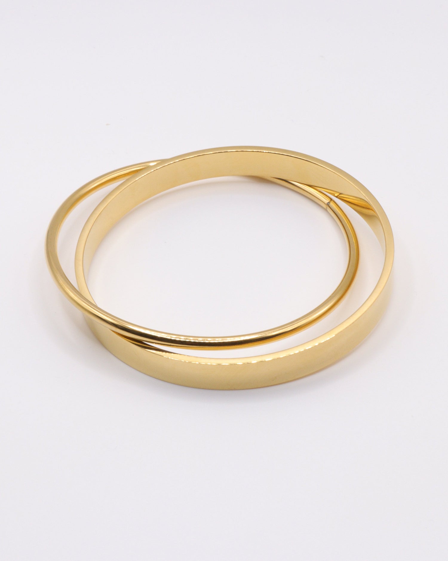 photo du bracelet jonc rond et plat en doré à l'or 750/1000ème (18 carats) sur fond gris clair