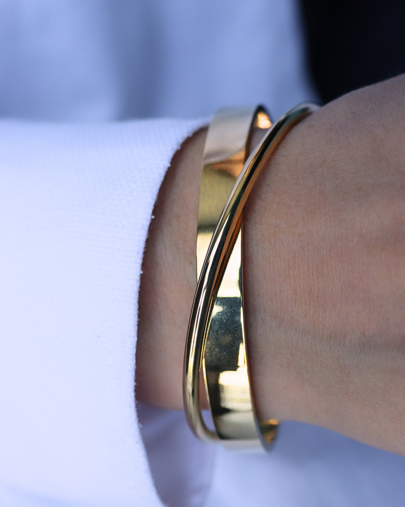 photo bracelet jonc rond et plat doré porté
