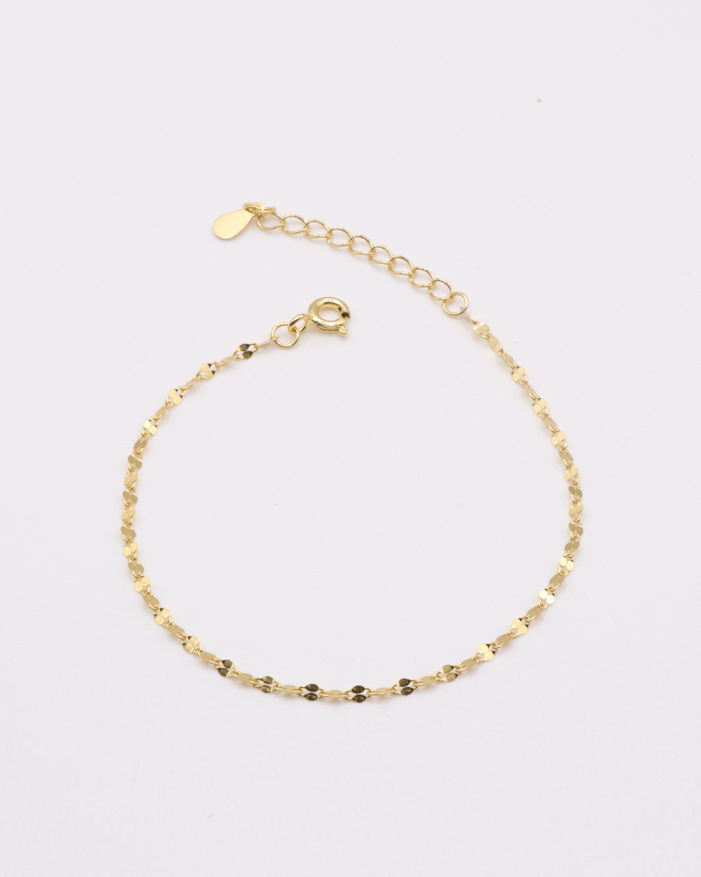 photo du bracelet maille pepite fond gris clair