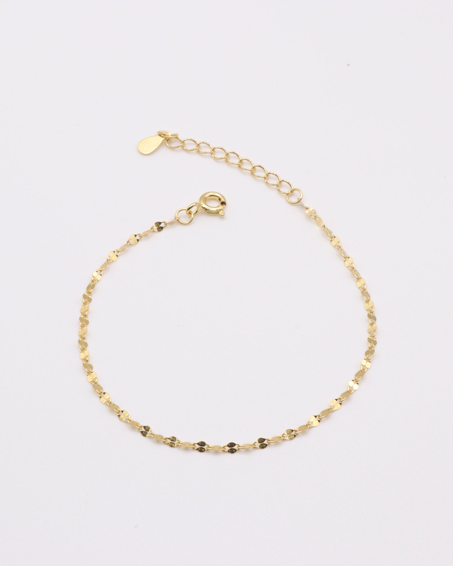 photo du bracelet maille pepite fond gris clair