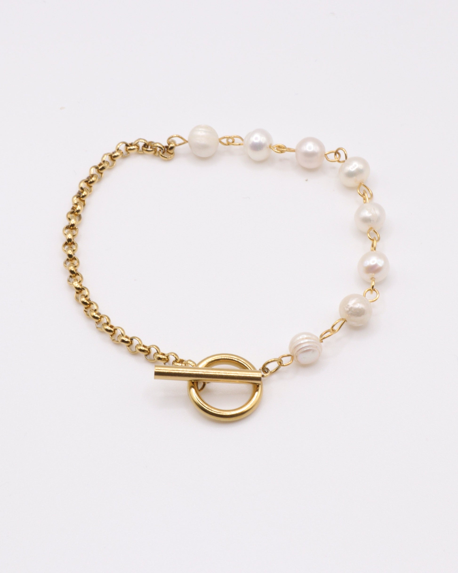 photo bracelet perles et bascule en acier inoxydable doré à l'or 750/1000ème fond gris clair