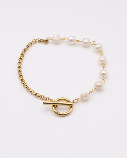photo bracelet perles et bascule en acier inoxydable doré à l'or 750/1000ème fond gris clair