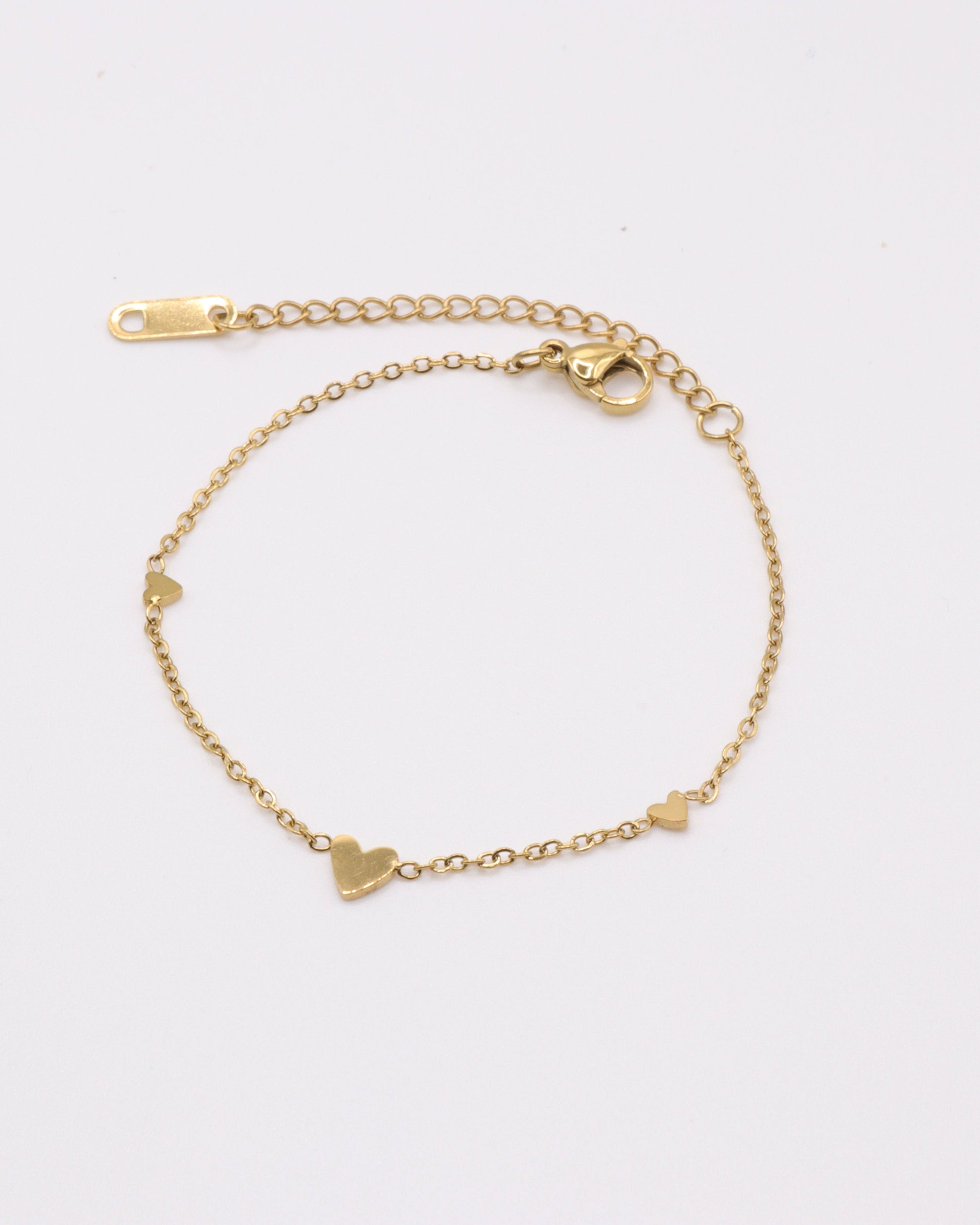 photo du bracelet petit coeurs en acier inoxydable 750/1000ème (18 carats) sur fond gris clair
