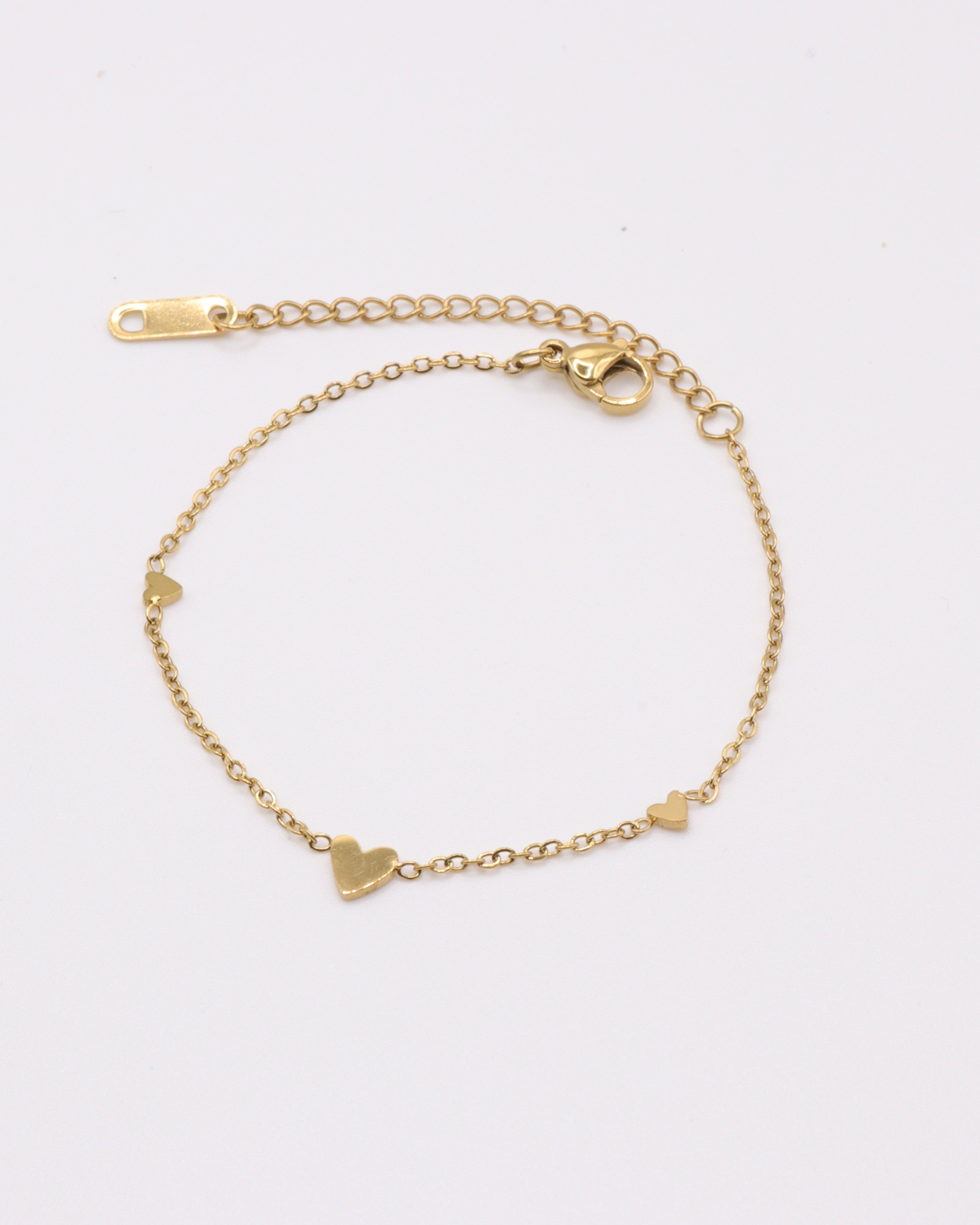 photo du bracelet petit coeurs en acier inoxydable 750/1000ème (18 carats) sur fond gris clair