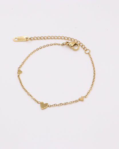 photo du bracelet petit coeurs en acier inoxydable 750/1000ème (18 carats) sur fond gris clair