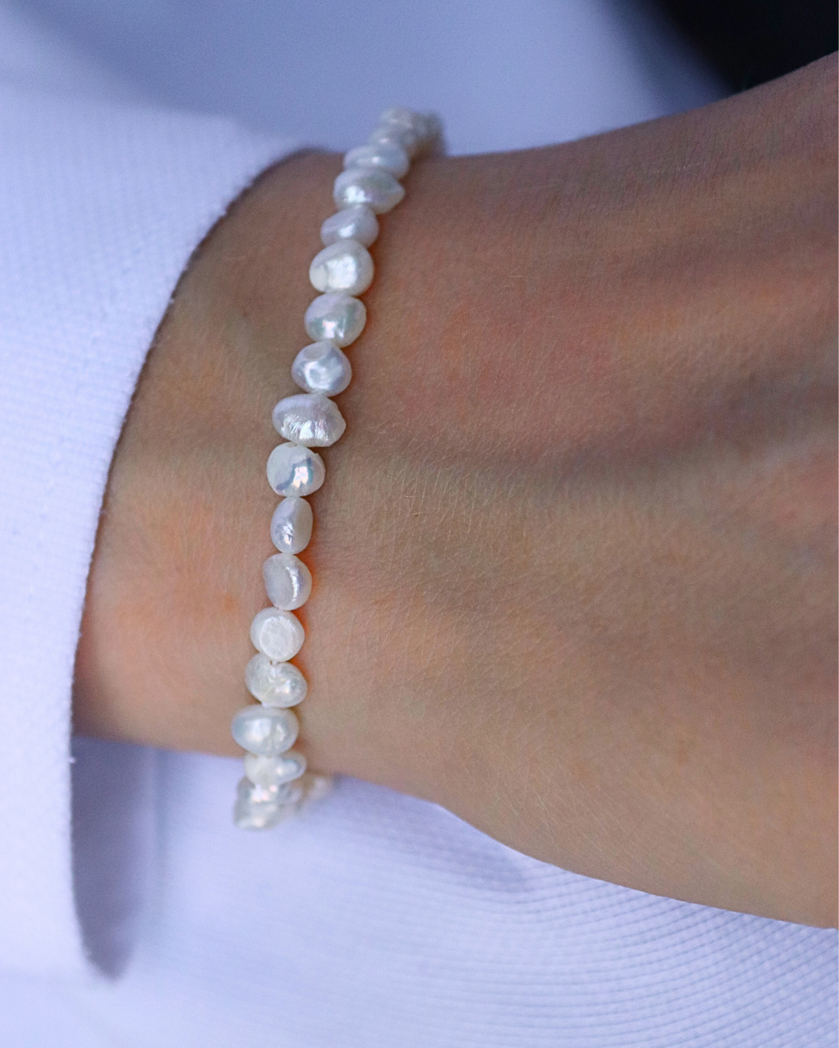photo bracelet petites perles d'eau douce doré porté