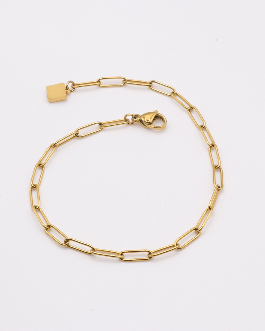 Photo du bracelet trombone en acier inoxydable doré à l'or 750/1000ème (18 carats) sur fond gris clair