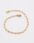 Photo du bracelet trombone en acier inoxydable doré à l'or 750/1000ème (18 carats) sur fond gris clair