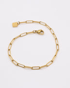 Photo du bracelet trombone en acier inoxydable doré à l'or 750/1000ème (18 carats) sur fond gris clair