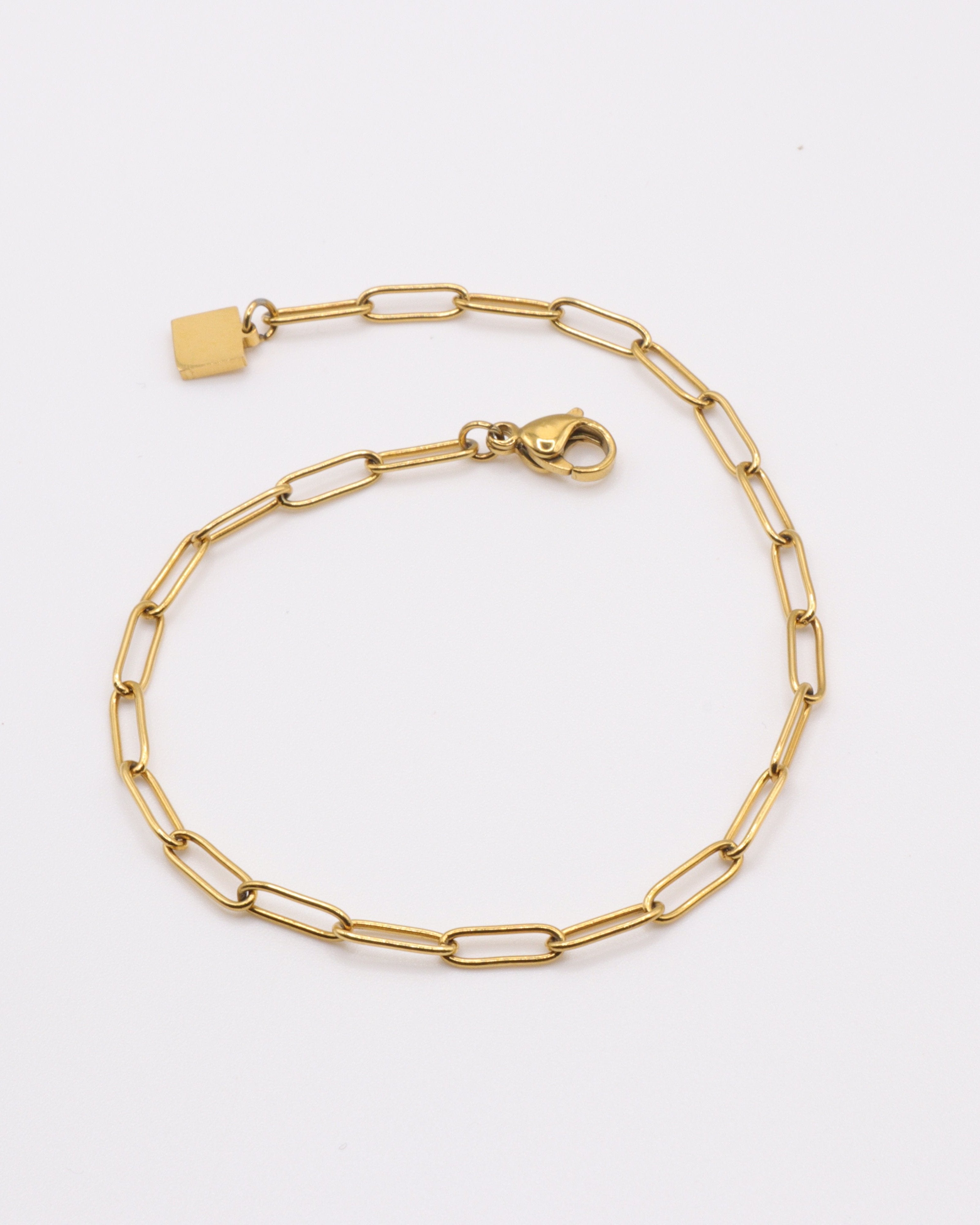 Photo du bracelet trombone en acier inoxydable doré à l'or 750/1000ème (18 carats) sur fond gris clair