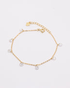 photo bracelet zirconium doré fond gris clair