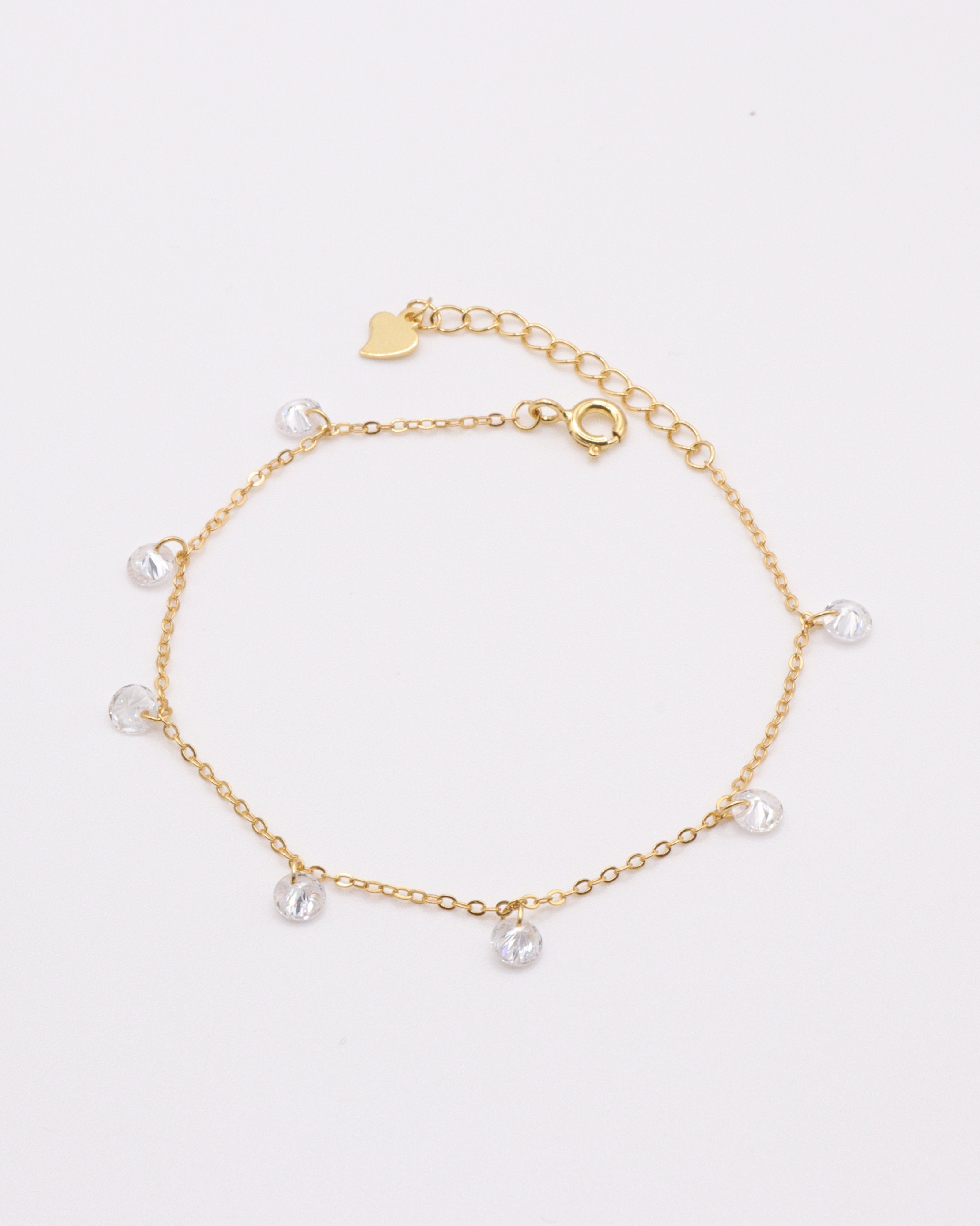 photo bracelet zirconium doré fond gris clair