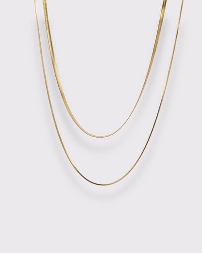 photo du collier maille serpentine plate et ronde fond gris clair
