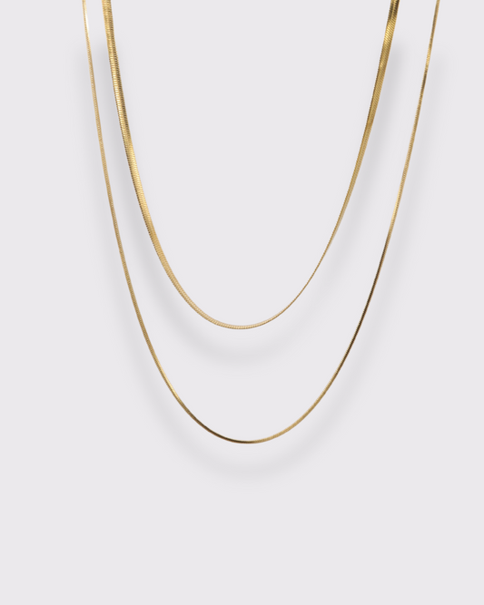 photo du collier maille serpentine plate et ronde fond gris clair