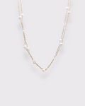 Photo du collier de perles superposée en acier inoxydable doré à l'or 750/1000ème (18 carats) et perles d'eau douce sur fond gris clzir