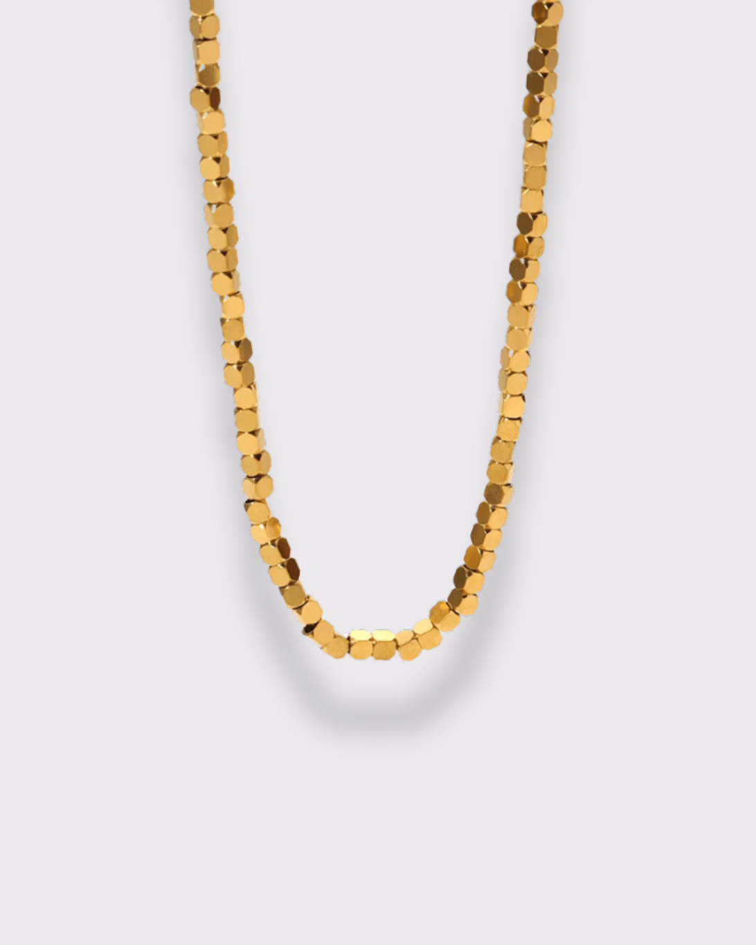 photo du collier petits carrés en doré à l'or 750/1000ème (18 carats) sur fond gris clair