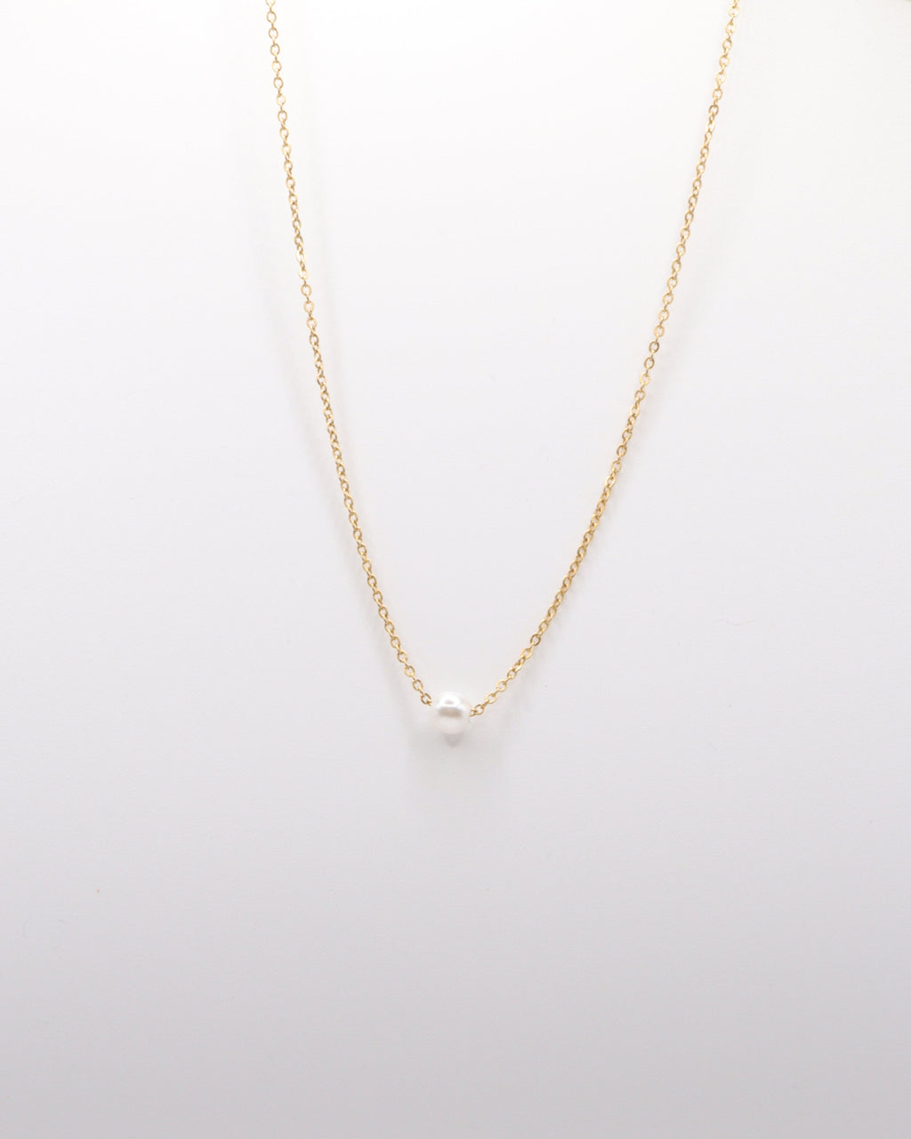 photo collier chocker une perle sur fond gris clair