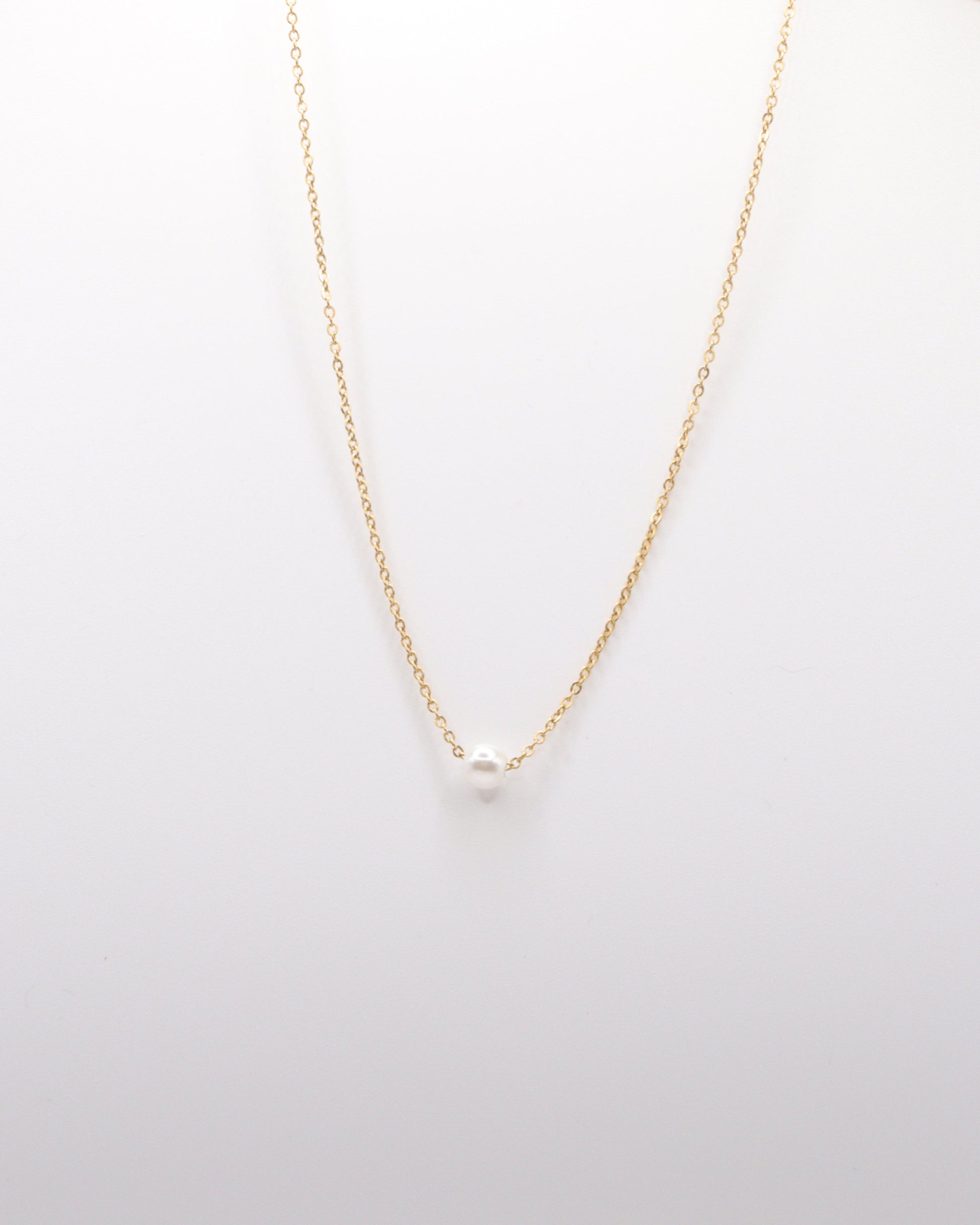 photo collier chocker une perle sur fond gris clair