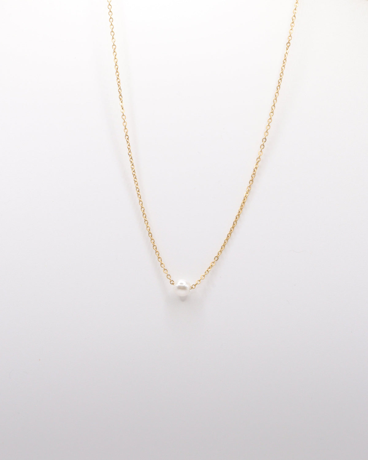 photo collier chocker une perle sur fond gris clair