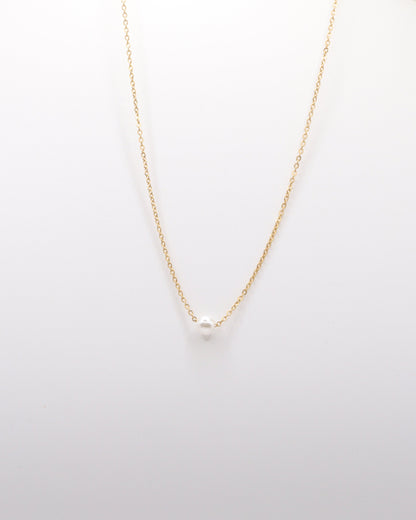 photo collier chocker une perle sur fond gris clair