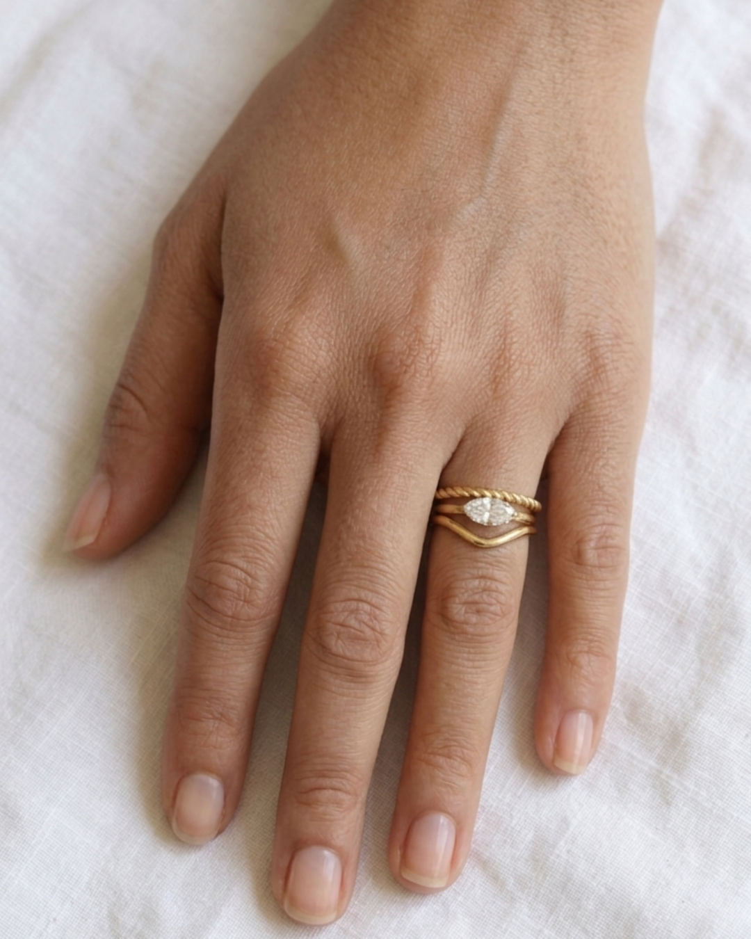 queen - bague portée peau blanche